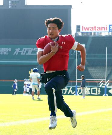 　練習で汗を流す関学大のＱＢ・星野太吾（撮影・立川洋一郎）