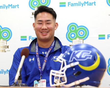 　会見で取材に応じ笑顔を見せる関学大のＤＬ・八木駿太朗（撮影・立川洋一郎）