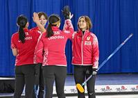 　ノルウェー戦の第６エンドを終え、タッチを交わす吉村（右端）ら（共同）