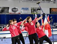 　女子プレーオフでノルウェーを破って五輪出場権を獲得し、ポーズをとる（左から）小林、小谷、吉村、小野寺、近江谷（共同）