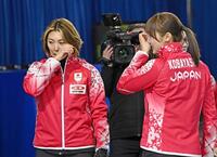 　女子プレーオフでノルウェーを破って五輪出場権を獲得し、涙を浮かべる吉村。右は小林（共同）