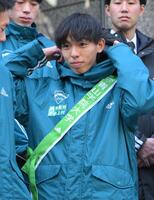 　壮行会で受け取ったたすきを肩に掛ける青学大・黒田朝日（撮影・伊藤笙子）