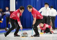 　中国戦の第３エンド、スイープする柳沢（左）と小泉（共同）