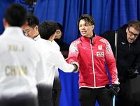 　男子１次Ｌで中国に勝利し、相手選手と握手する山口（共同）