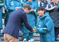 　箱根駅伝壮行会でたすきを受け取る青学大・黒田朝日（右）＝撮影・伊藤笙子