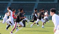 　ダッシュを繰り返してウオーミングアップをする立命大の選手たち（撮影・立川洋一郎）