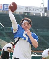 　試合へ向けて練習する立命大のＱＢ・竹田剛（撮影・立川洋一郎）