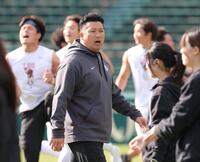 　練習を見守る立命大・高橋健太郎監督（撮影・立川洋一郎）