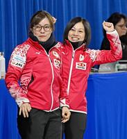 　カーリング女子日本代表フォルティウスがミラノ・コルティナ冬季五輪の出場権を獲得し、喜ぶ小笠原歩さん（左）と船山弓枝さん（共同）