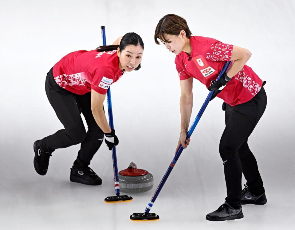 　ノルウェー戦の第４エンド、スイープする近江谷（左）と小野寺（共同）
