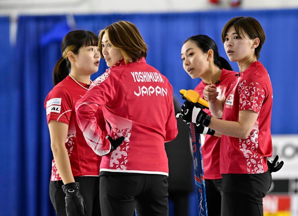 　ノルウェー戦の第９エンドを終え、話し合う（左から）小谷、吉村、近江谷、小野寺（共同）