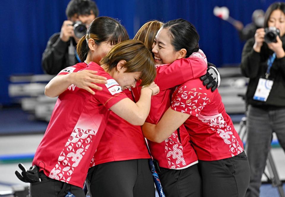 　カーリングのミラノ・コルティナ冬季五輪最終予選でノルウェーを破って五輪出場権を獲得し、歓喜する近江谷（右端）と小野寺（左手前）ら日本代表フォルティウス（共同）
