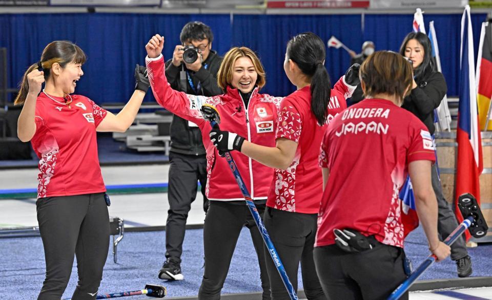 　カーリングのミラノ・コルティナ冬季五輪最終予選でノルウェーを破って五輪出場権を獲得し、歓喜する日本代表フォルティウスの（左から）小谷、吉村、近江谷、小野寺（共同）