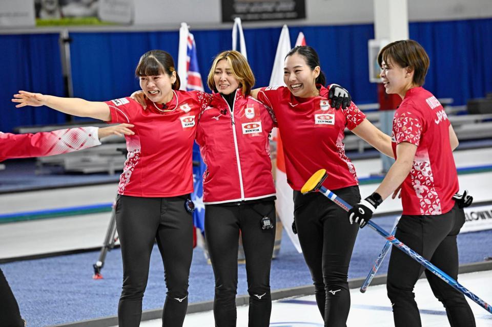 　女子プレーオフでノルウェーを破って五輪出場権を獲得し、歓喜する（左から）小谷、吉村、近江谷、小野寺（共同）