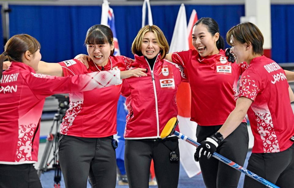 　カーリングのミラノ・コルティナ冬季五輪最終予選でノルウェーを破って五輪出場権を獲得し、歓喜する日本代表フォルティウスの（左から）小林、小谷、吉村、近江谷、小野寺（共同）