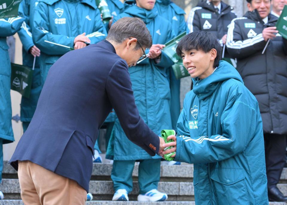　箱根駅伝壮行会でたすきを受け取る青学大・黒田朝日（右）＝撮影・伊藤笙子