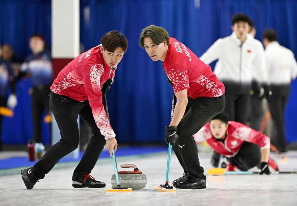 　中国戦の第３エンド、スイープする柳沢（左）と小泉（共同）