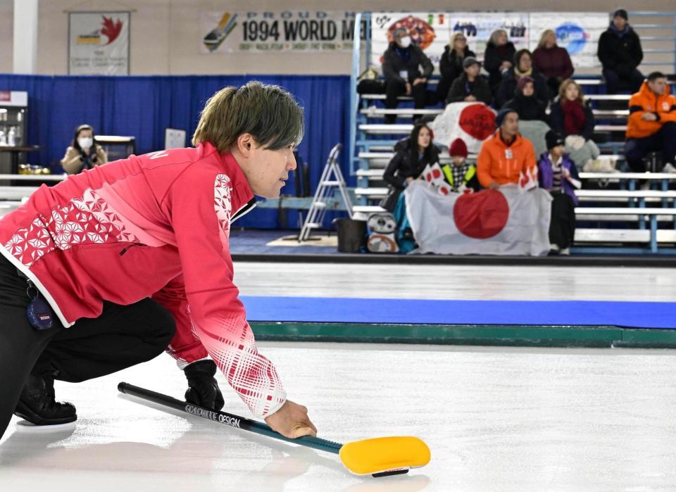 　中国戦の第２エンド、指示を出す小泉（共同）