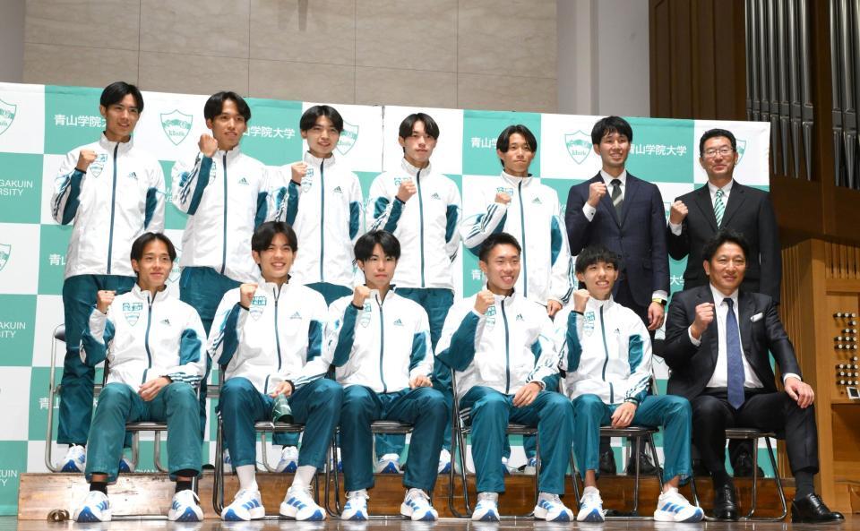 　箱根駅伝３連覇を誓った青学大の選手たち。（前列左から）塩出翔太、佐藤有一、宇田川瞬矢、荒巻朋熙、黒田朝日、原晋監督、（後列同）佐藤愛斗、小河原陽琉、遠藤大成、平松享祐、中村海斗、伊藤雅一コーチ、安藤弘敏コーチ（撮影・伊藤笙子）