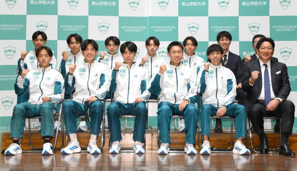 　箱根駅伝３連覇を誓った青学大の選手たち。（前列左から）塩出翔太、佐藤有一、宇田川瞬矢、荒巻朋熙、黒田朝日、原晋監督（後列同）佐藤愛斗、小河原陽琉、遠藤大成、平松享祐、中村海斗、伊藤雅一コーチ、安藤弘敏コーチ（撮影・伊藤笙子）
