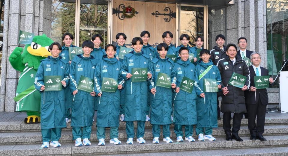 　箱根駅伝壮行会で３連覇を誓った青学大の選手たち。（前列左から）中村海斗、鳥井健太、塩出翔太、佐藤有一、宇田川瞬矢、荒巻朋熙、黒田朝日、原晋監督、内山義英部長（後列同）德澄遼仁主務、上野山拳士朗、石川浩輝、佐藤愛斗、小河原陽琉、遠藤大成、平松享祐、伊藤雅一コーチ、安藤弘敏コーチ（撮影・伊藤笙子）
