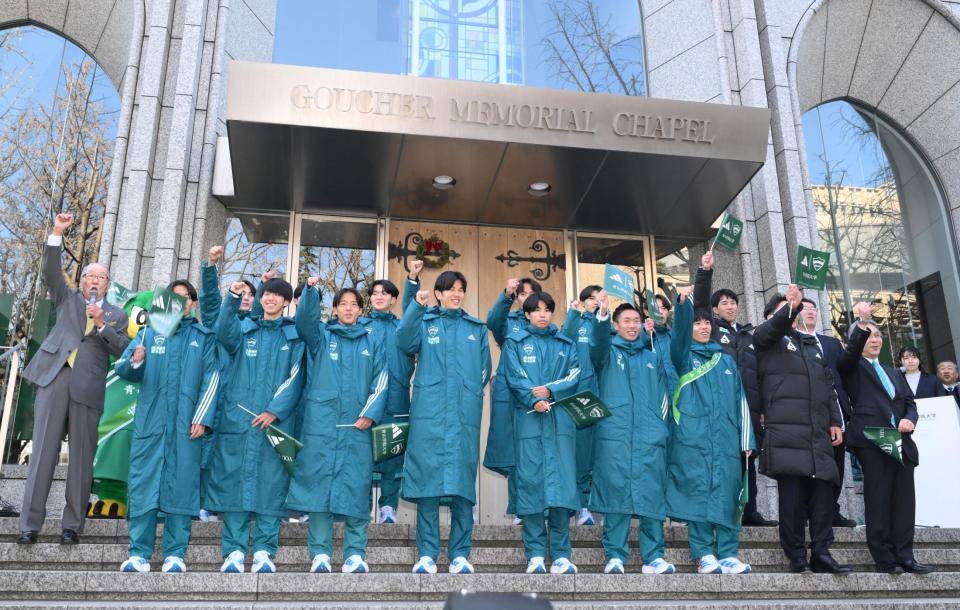 　壮行会で箱根駅伝３連覇に向け、勝ちどきをあげる青学大の選手たち（撮影・伊藤笙子）