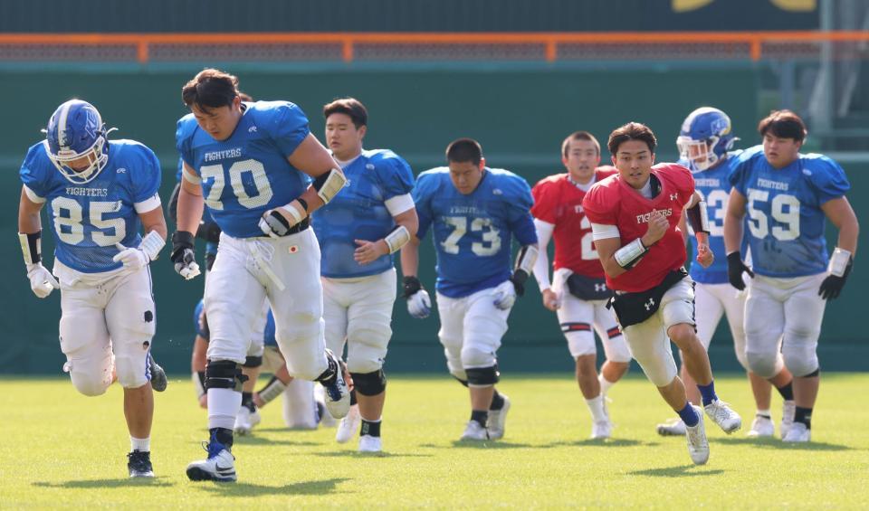 　練習で汗を流す関学大の選手たち（撮影・立川洋一郎）