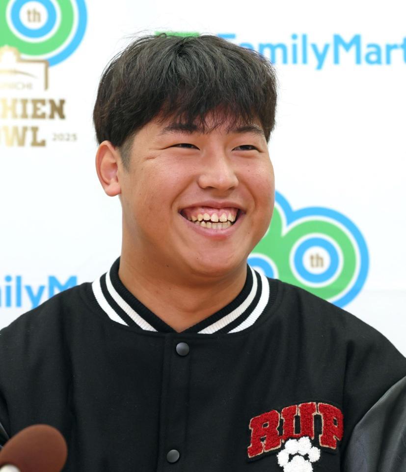 　会見で笑顔を見せて取材に応じる立命大のＯＬ・加藤大登（撮影・立川洋一郎）