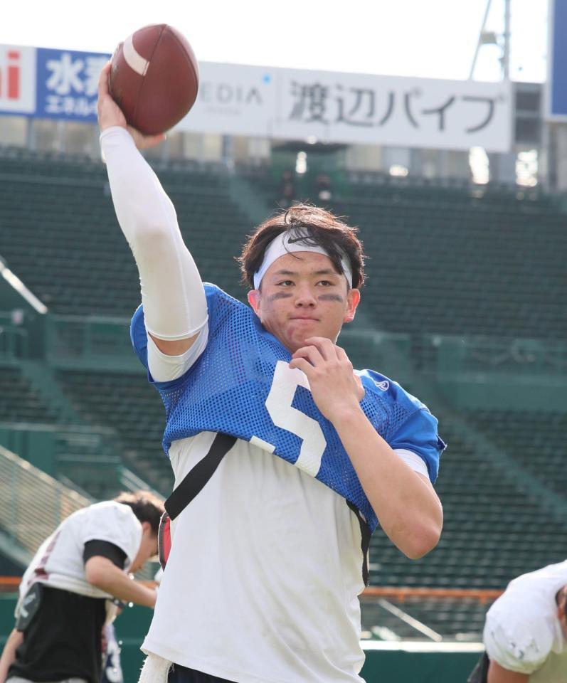　試合へ向けて練習する立命大のＱＢ・竹田剛（撮影・立川洋一郎）