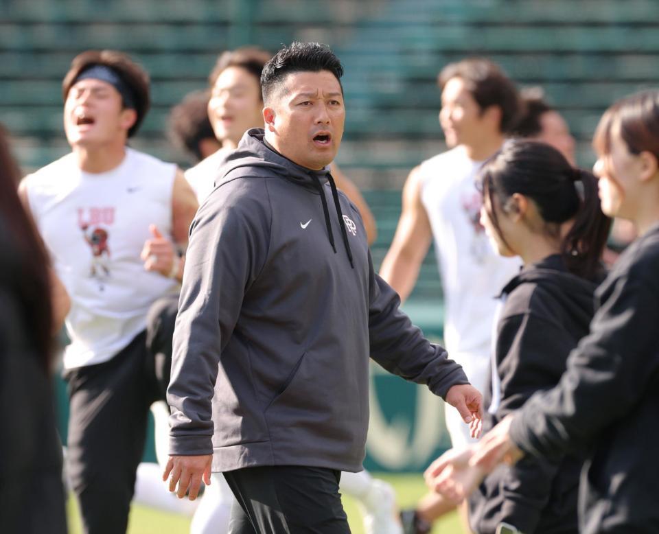 　練習を見守る立命大・高橋健太郎監督（撮影・立川洋一郎）