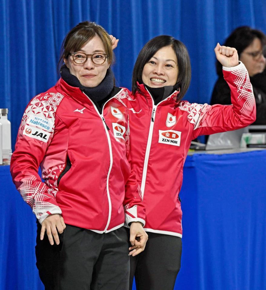 　カーリング女子日本代表フォルティウスがミラノ・コルティナ冬季五輪の出場権を獲得し、喜ぶ小笠原歩さん（左）と船山弓枝さん（共同）