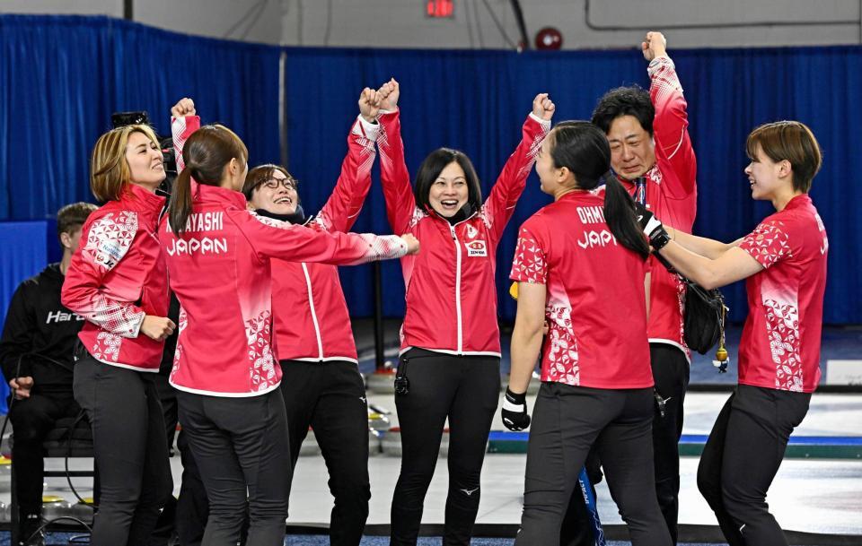 　吉村紗也香（左端）らと喜び合う小笠原歩さん（左から３人目）と船山弓枝さん（中央）＝共同