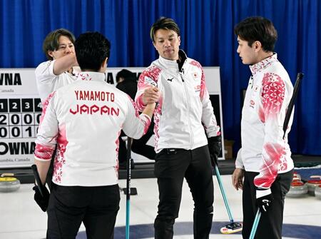 　男子プレーオフで中国に敗れ、五輪出場を逃した山口（右から２人目）ら日本代表のＳＣ軽井沢ク（共同）