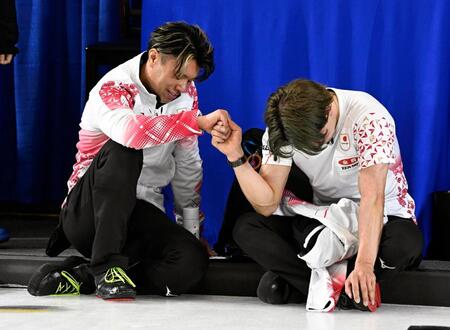 　男子プレーオフで敗れて五輪出場を逃し、座り込んで悔しがる山口（左）と小泉（共同）