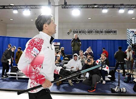 　男子プレーオフで中国に敗れて五輪出場を逃し、引き揚げる山口（共同）