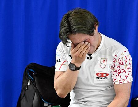 　男子プレーオフで中国に敗れて五輪出場を逃し、涙を流す小泉（共同）