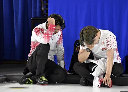 　男子プレーオフで敗れて五輪出場を逃し、座り込んで悔しがる山口（左）と小泉（提供・共同通信社）