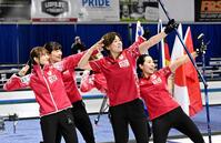 　女子プレーオフでノルウェーを破って五輪出場権を獲得し、ポーズをとる（左から）小林、小谷、吉村、小野寺、近江谷（共同）