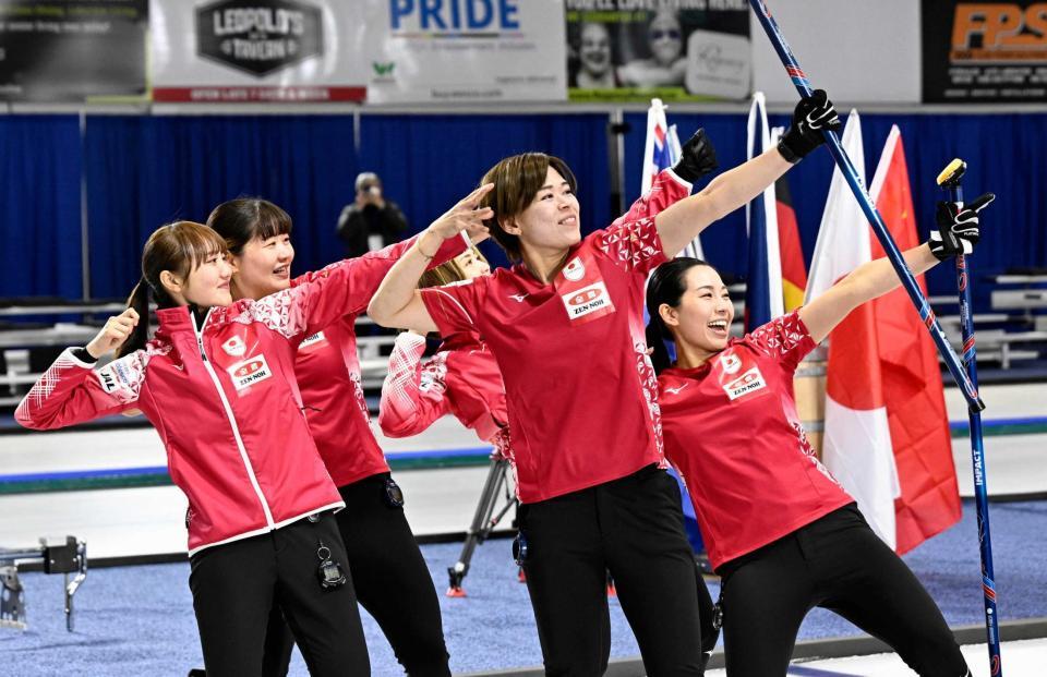 　女子プレーオフでノルウェーを破って五輪出場権を獲得し、ポーズをとる（左から）小林、小谷、吉村、小野寺、近江谷（共同）