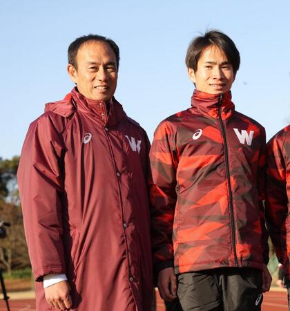　花田勝彦監督（左）と並ぶ早大・山口智規（撮影・西岡正）