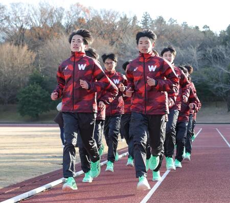 　公開練習で走る早大選手（撮影・西岡正）