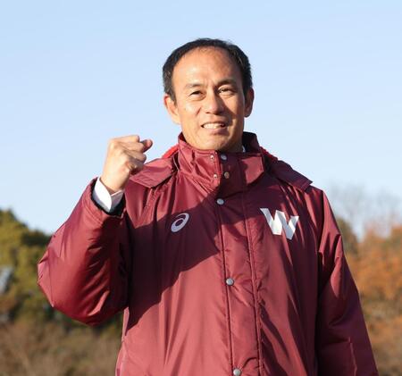 　ガッツポーズする早大・花田勝彦監督（撮影・西岡正）