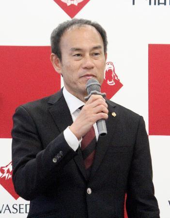 　東京箱根間往復大学駅伝への意気込みを語る、早大の花田勝彦監督＝１３日、埼玉県所沢市