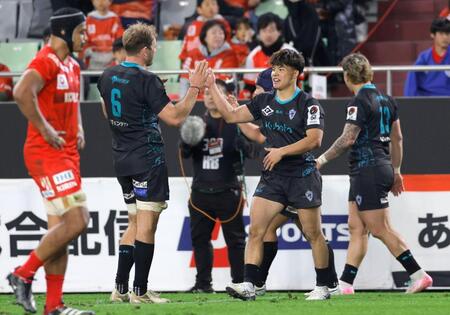 　後半、勝ち越しのトライを決めタッチを交わす東京ベイ・木田（中央右）