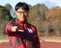 　笑顔でポーズを決める早大・工藤慎作（撮影・西岡正）