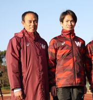 　花田勝彦監督（左）と並ぶ早大・山口智規（撮影・西岡正）