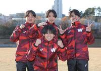 　ポーズを決める早大１年生（左から時計回りに）堀野正太、鈴木琉胤、佐々木哲、多田真（撮影・西岡正）