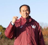 　ガッツポーズする早大・花田勝彦監督（撮影・西岡正）