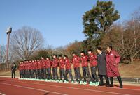 　応援団のエールを受けながら肩を組む花田勝彦監督（右）と早大選手（撮影・西岡正）