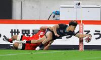 　後半、勝ち越しのトライを決める東京ベイ・木田（右）